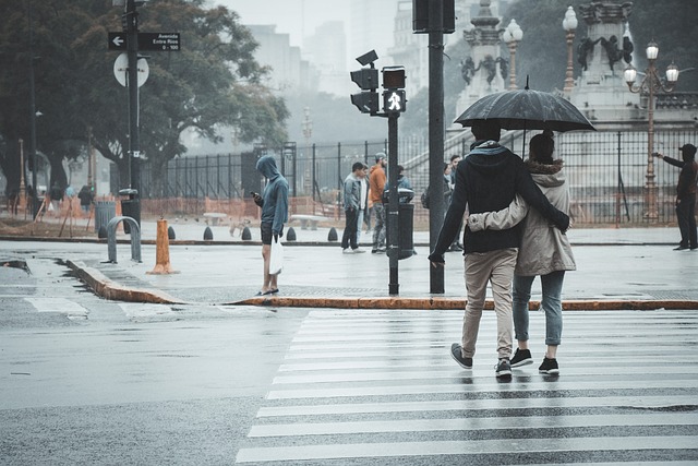 雨の日のカップルの写真